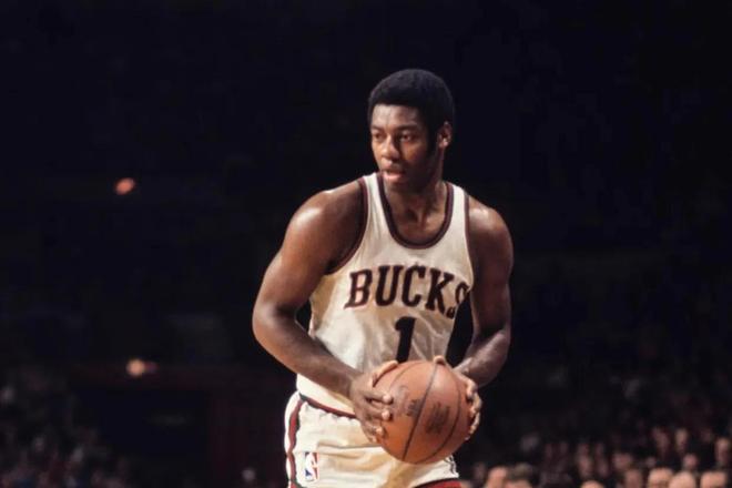 篮球湖人球员恢复训练，状态良好